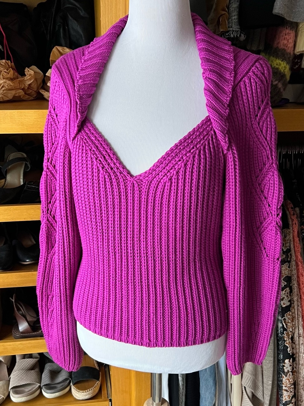 EXPRESS Women's Bright Fuchsia Ribbed V-Neck Sweater-EUC - Picture 3 of 8